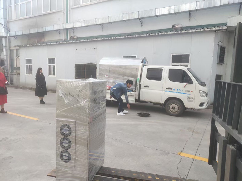 商丘客户来厂试机电磁炒瓜子机满意，现